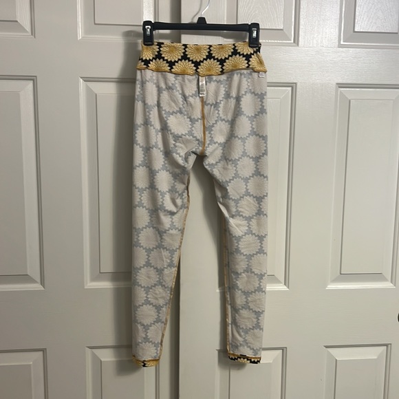 P9-NWOT LuLaRoe One Size Black Yellow Geo Floral Print Pull On Stretch Leggings. - Picture 8 of 9